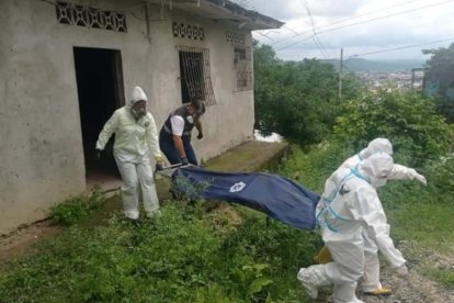 La policía cuando realizaba el levantamiento del cadáver de Florencio Rivas, en Portoviejo.