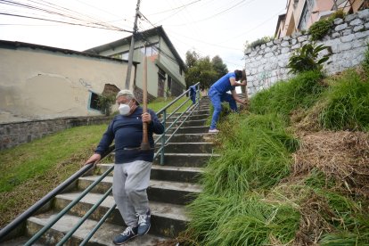 El sábado empezaron por quitar la maleza acumulada en las escalinatas. Luego se pintarán juegos tradicionales.