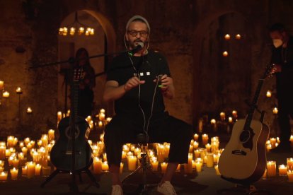 Las cinco mil velas, serán las únicas que alumbren el recinto donde se realizará el concierto  del cantante guatemalteco