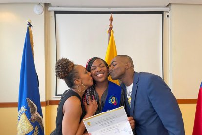 Mell Reasco fue felicitada por sus padres, Germania González y Néicer Reasco, tras culminar sus estudios.