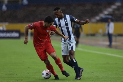 Walter Chalá (d) es una de las cartas ofensivas del Trencito para buscar el boleto a la tercera fase de la Libertadores.