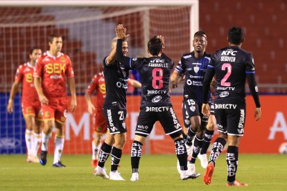 Lorenzo Faravelli (centro) de Independiente celebra un gol hoy.