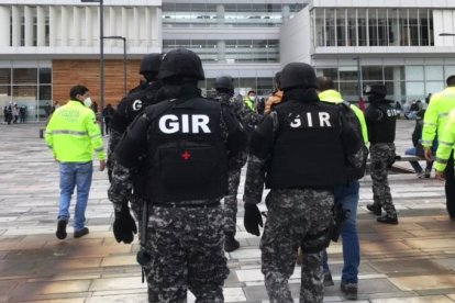 Momento en que la Policía ingresa a las instalaciones.