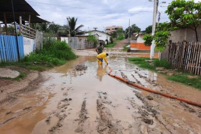 En toda la Península, las calles permanecen todavía con lodo.