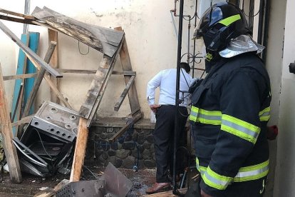 A más de los daños materiales en el inmueble, cinco personas resultaron con quemaduras.
