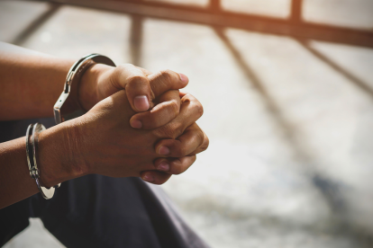 La mujer cometió el delito ante la presencia de otros dos niños.