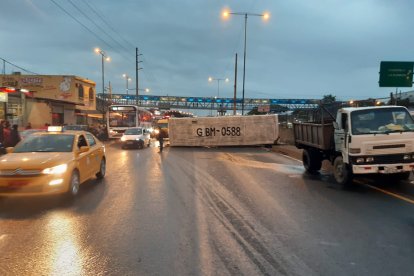 El tráfico sigue en la vía Perimetral.