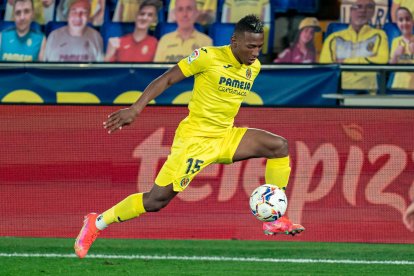 Pervis Estupiñán se ha consolidado en el Villarreal en la Europa League.