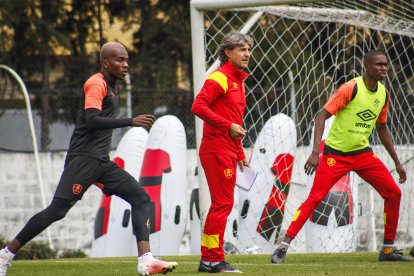 El técnico argentino Héctor Bidoglio (c) tuvo pocos días para preparar el juego ante Guayaquil City.