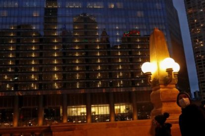 La Torre Trump en Chicago está en la mira de todos por la vacunación errónea de 72 de sus empleados.