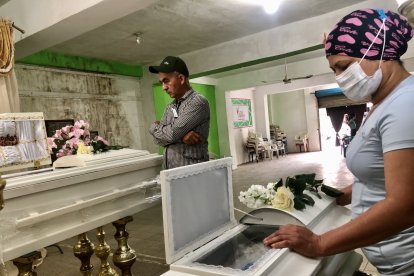 Jimmy Calderón no tiene consuelo ante la muerte de sus dos hijas y su esposa.