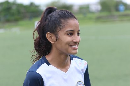 La futbolista Angie LLiguín Vinces se destaca en la posición de lateral izquierdo.