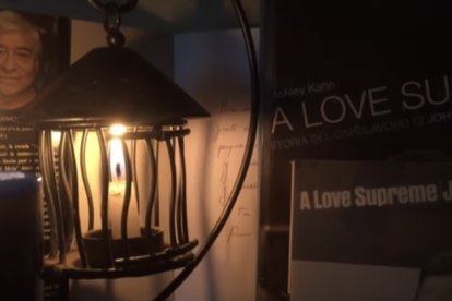 En redes sociales, el músico comparte la imagen de su padre y toca para él.