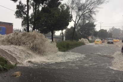La acumulación de agua fue ocasionada por la fuerte lluvia.