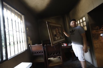 Entre los pocos objetos personales de la familia afectada que no se quemaron está una pintura.