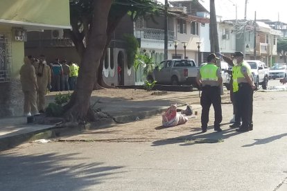 La persona decapitada yacía en el asfalto.