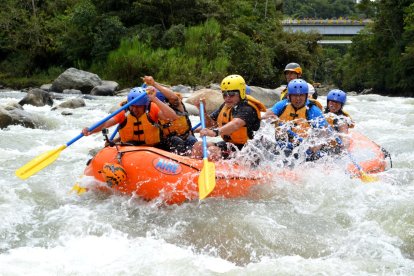 Experiencia extrema de rafting  sobre el río Quijos.