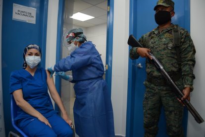 Con la llegada de las primeras 8.000 vacunas se ofreció inmunizar al personal sanitario de primera línea.