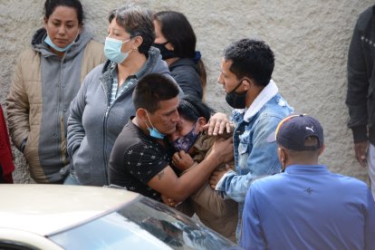 Los parientes de la víctima lloraban la tragedia que los enlutó la mañana de ayer.