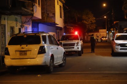 Al sitio llegaron policías para iniciar con las investigaciones del caso. Los habitantes están asustados por el hecho violento.