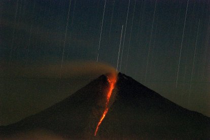 Fotografía de archivo fechada el 13 de junio de 2020 que muestra al volcán Sangay con una constante emisión de ceniza.