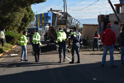 El accidente dejó también varias casas destruidas y tres carros quemados.