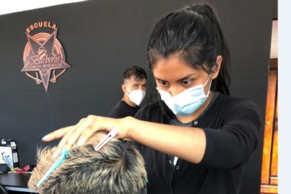 El evento es integral, pues mujeres cortan el cabello a los hombres y viceversa.