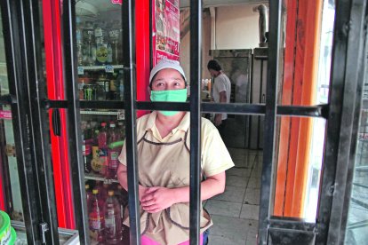 A los comerciantes no les queda otra que permanecer encerrados en sus locales, debido al incremento de la delincuencia.