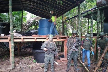 Los miembros de la Brigada de Selva 19 Napo encontraron el cristalizadero en Santa Rosa.
