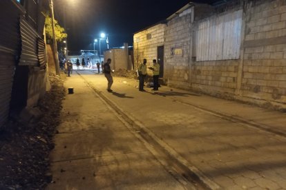 El cadáver del hombre quedó junto a la puerta del patio de su casa, en la cooperativa Proletarios sin tierra