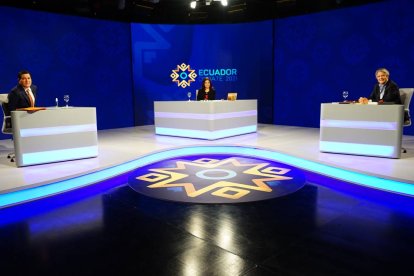 Andrés Arauz (Unes) y Guillermo Lasso (Creo-Psc) participan ahora en un debate presidencial obligatorio.