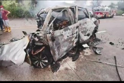 Este es estado en que quedó el vehículo que se incendió tras el choque.
