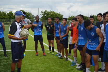 Víctor Cepillo Peláez en una charla con la plantilla de Huancavilca.