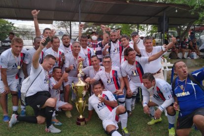 El equipo de Atlético Guayaquil festejando a lo grande el campeonato.