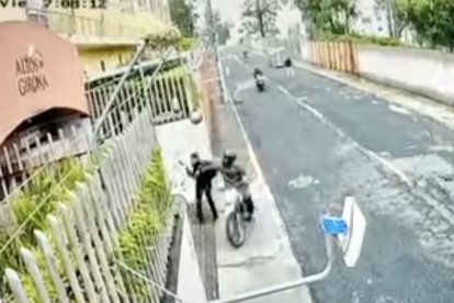 El chico se salva del atraco al ingresar a un conjunto habitacional.