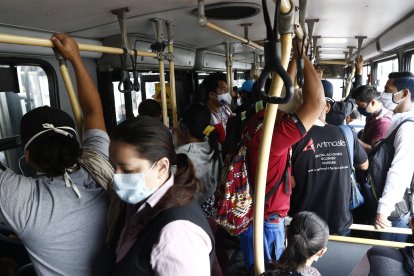 El aforo de la metrovía no es controlado. Este servicio es punto de infección, según usuarios.