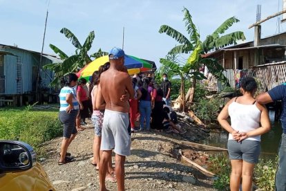 Presumen que el hombre quiso ir a su casa, pero perdió el equilibrio y cayó a la poza.