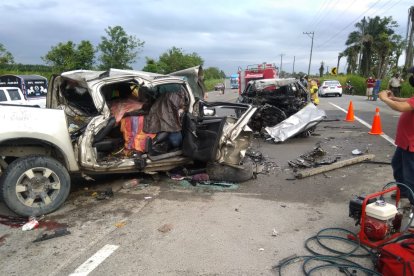 El choque entre dos vehículos dejó sin vida a 8 personas.