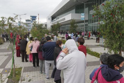 Los adultos mayores fueron al Bicentenario e hicieron largas filas.