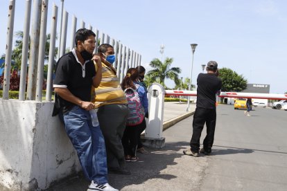 Familiares llegaron hasta el Laboratorio de Criminalística para retirar el cuerpo de su ser querido.
Guayaquil-Ecuador
Agencia (ag-expreso)