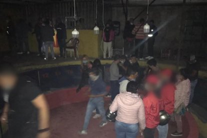 En el lugar había personas sin mascarilla.