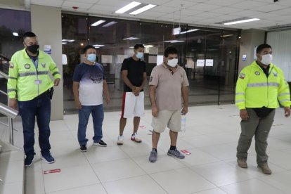 Uno de los detenidos registra antecedentes penales por robo. Los tres implicados fueron capturados en el suburbio.