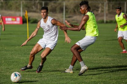 Michael Hoyos (i) es uno de los ocho refuerzos que contrató Barcelona, para la temporada 2021.