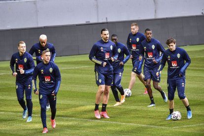 El delantero Zlatan Ibrahimovic en el entrenamiento con la selección de Suecia.
