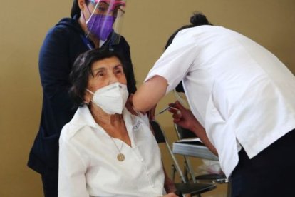 La vacunación contra la Covid-19 también causa polémica en México, donde funcionarios dieron preferencia a sus familiares.