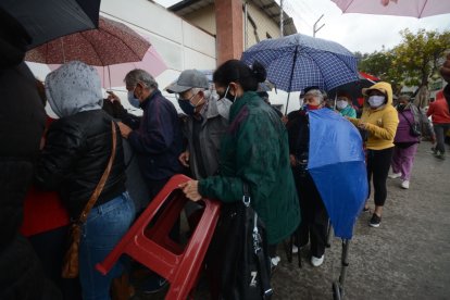 Los adultos mayores contaron que les llamaron a una hora específica pero que ese horario no se respetó.