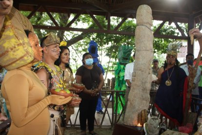 Momento en que hacían sus ofrecimientos ante el monolito.