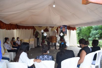 Los restos de Lilibeth Verónica Morán fueron llevados al recinto El Guabito para el velorio.