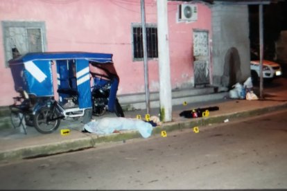 El cuerpo de Eduardo Salazar quedó junto a la tricimoto que usaba para trabajar.