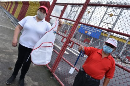 Los vendedores piden que se permita el acceso al público a los estadios.